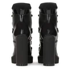 Avantgarde Booties mit Dekorativer Schnürung.Dieses Produkt fällt klein aus.