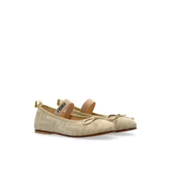 Ballerinas mit elastischem Riemen