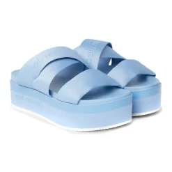 Blaue flache Sandale mit Webbing-Riemen