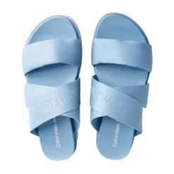 Blaue flache Sandale mit Webbing-Riemen