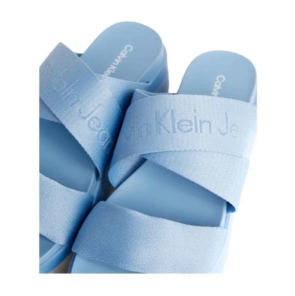 Blaue flache Sandale mit Webbing-Riemen