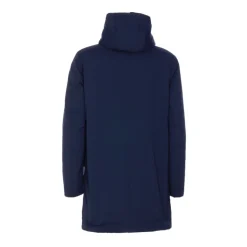 Blaue Wintermäntel