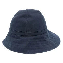 Blauer breitkrempiger Hut mit Metalllogo