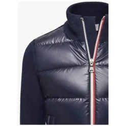 Blauer Pullover mit Reißverschluss