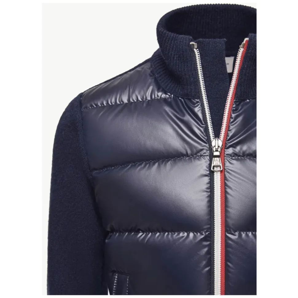 Blauer Pullover mit Reißverschluss