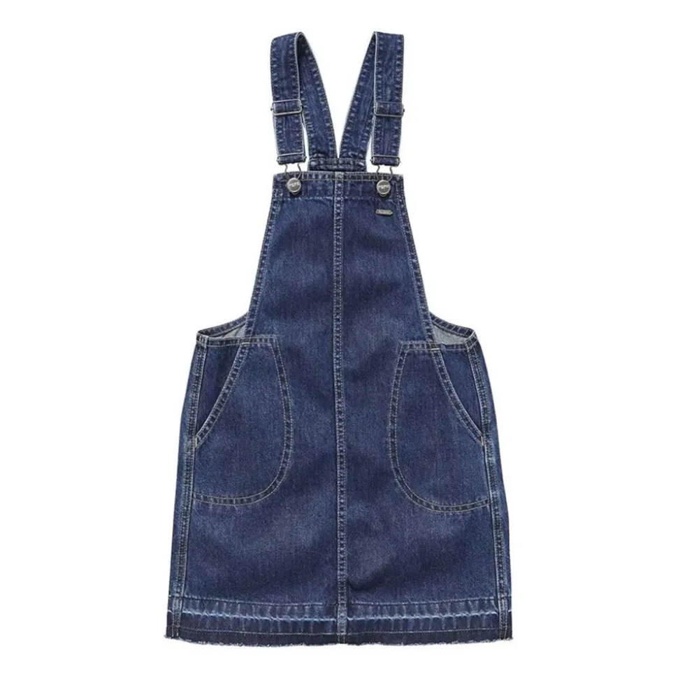 Blaues Jeanslatzkleid mit ausgefranstem Saum