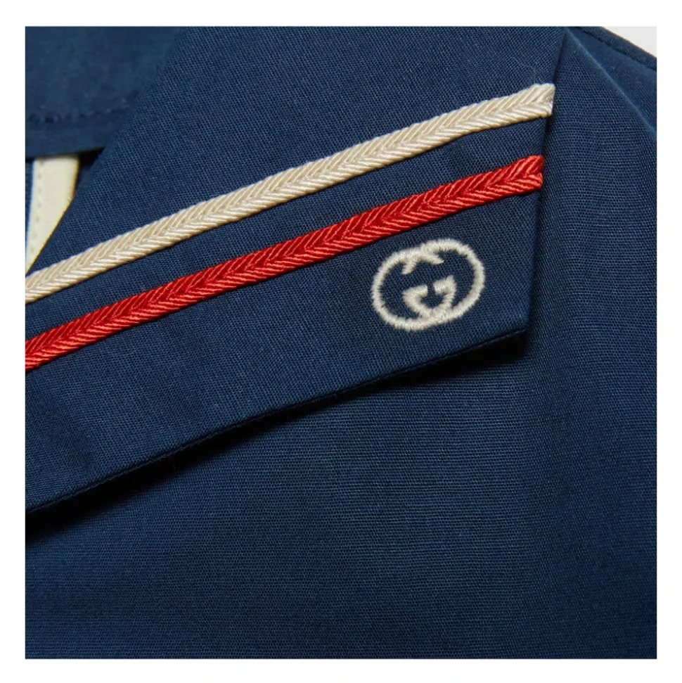 Blaues Kinderkleid mit verschlungener G-Stickerei