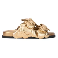 Blumige Ledersandalen für den Sommer