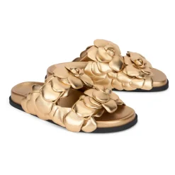 Blumige Ledersandalen für den Sommer