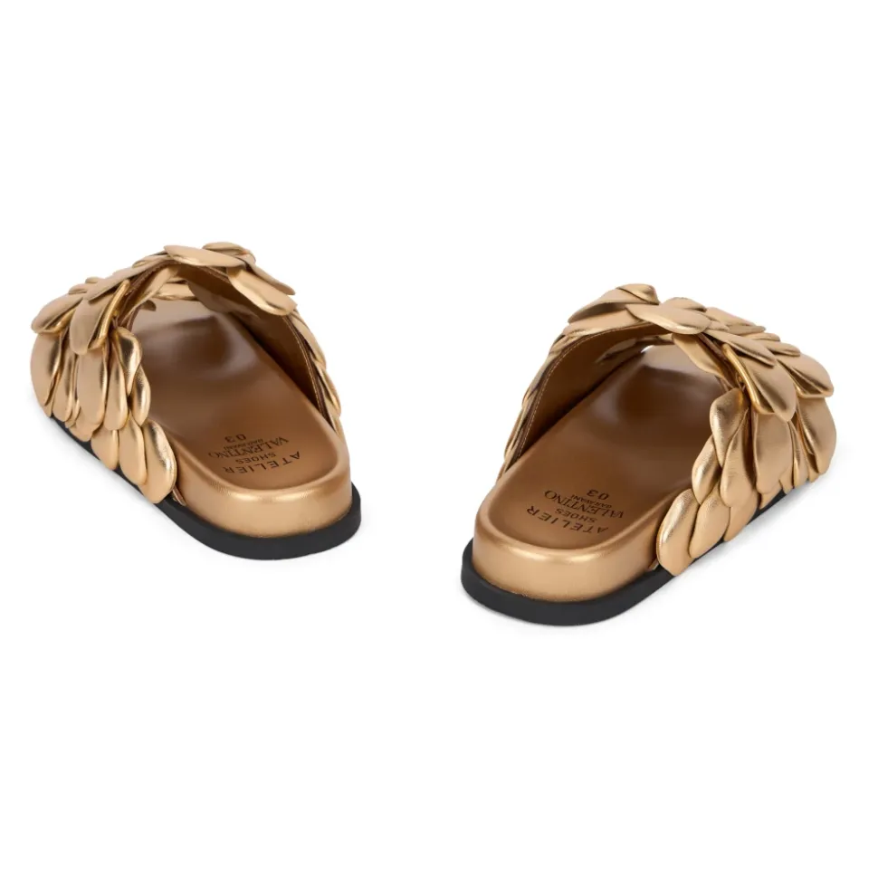 Blumige Ledersandalen für den Sommer