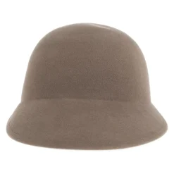 Braune CAP für einen stylischen Look