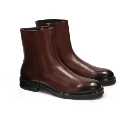 Braune Herrenstiefel mit höherem Schaft