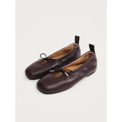 Braune Leder-Ballerinas mit einzigartigen Details