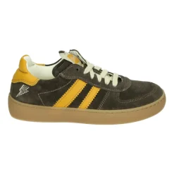 Braune Ledersneaker mit Gummisohle