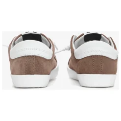 Braune Ledersneaker mit weißen Details