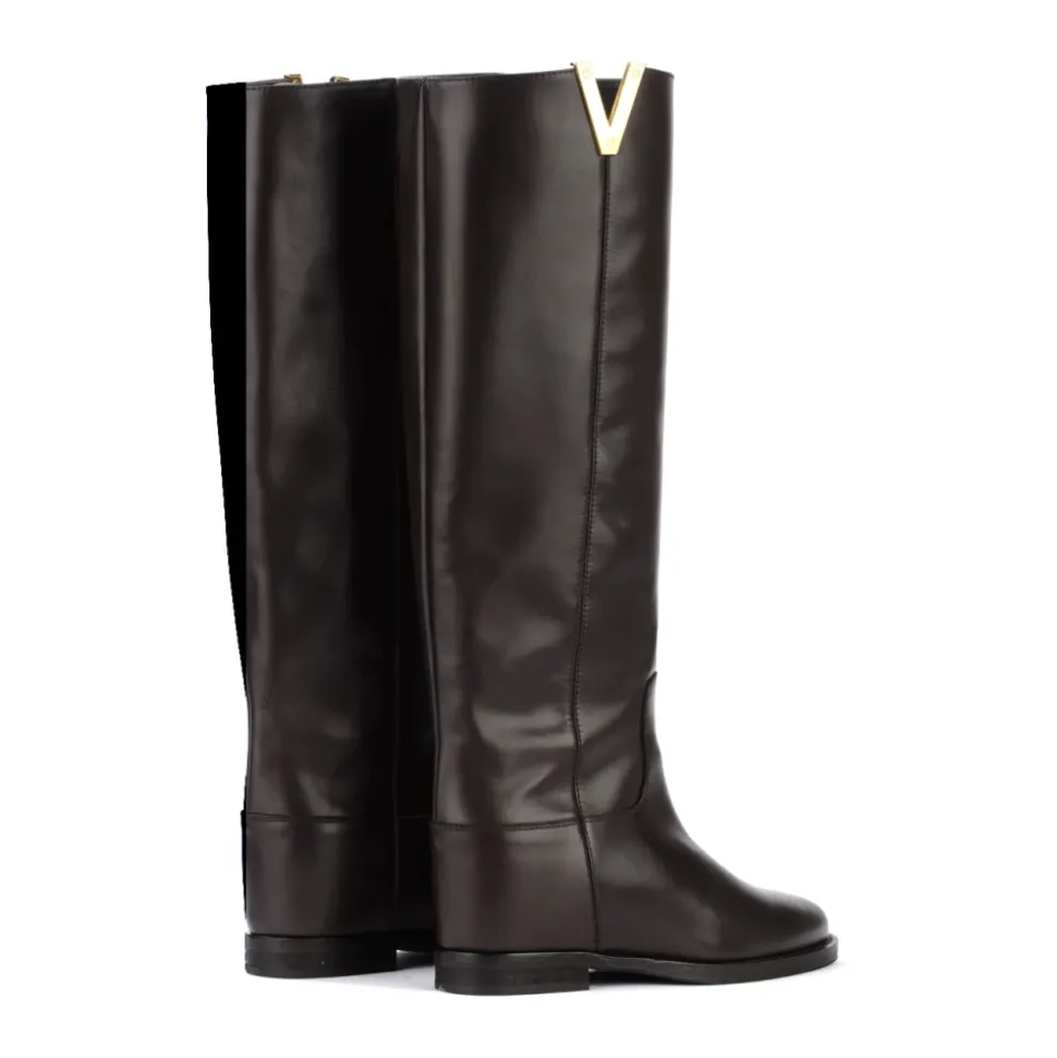Braune Lederstiefel mit goldenem Metall-V-Detail