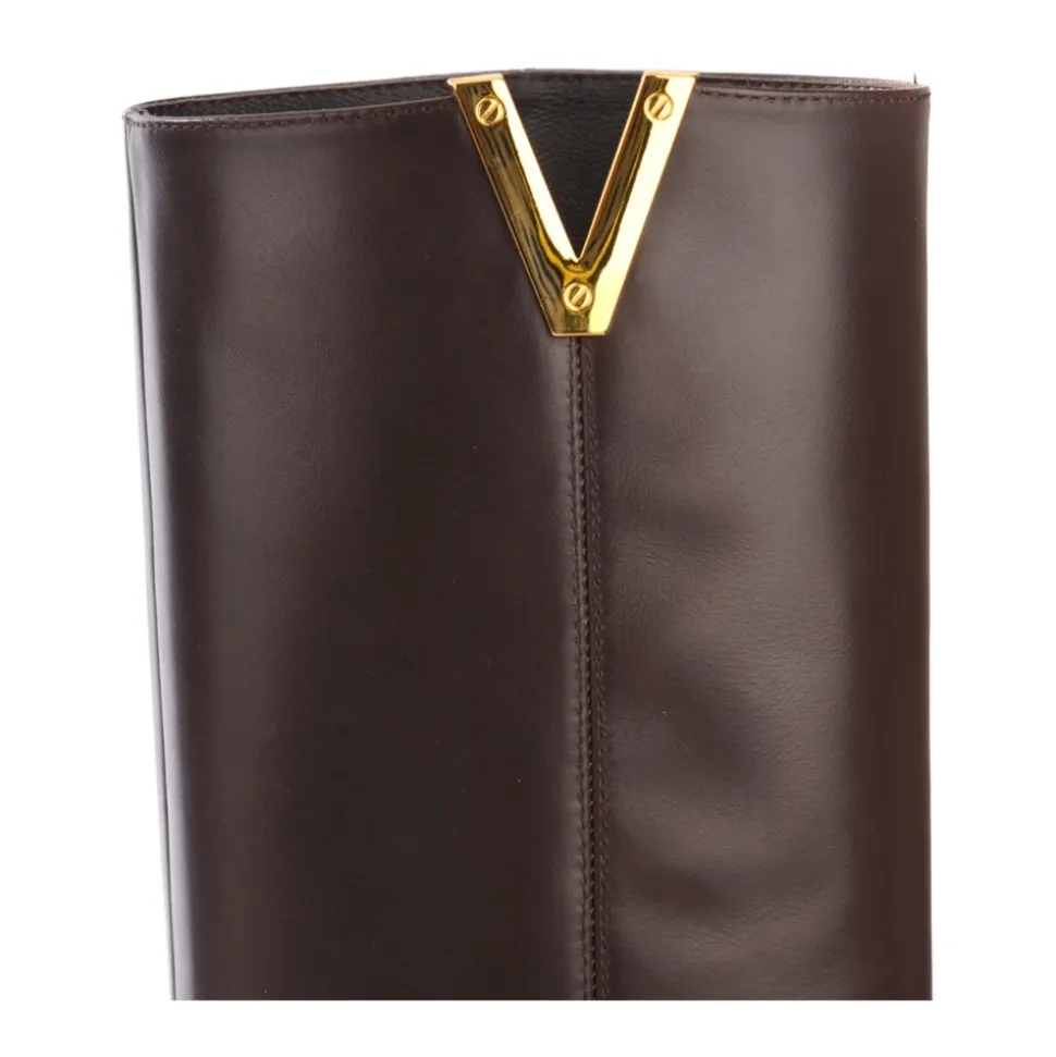 Braune Lederstiefel mit goldenem Metall-V-Detail