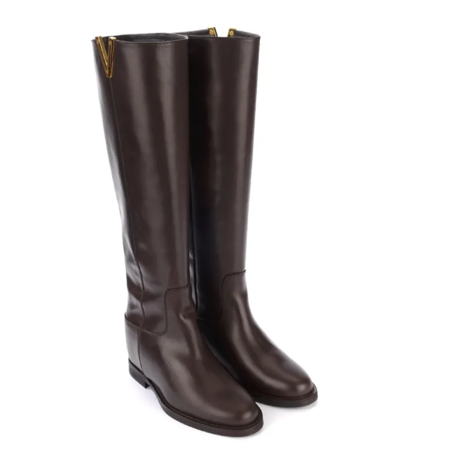 Braune Lederstiefel mit goldenem Metall-V-Detail