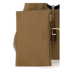 Braune Taschen zum Einkaufen und Medien