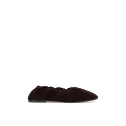 Braune Wildlederballerinas mit elastischem Band und silbernem Monogramm