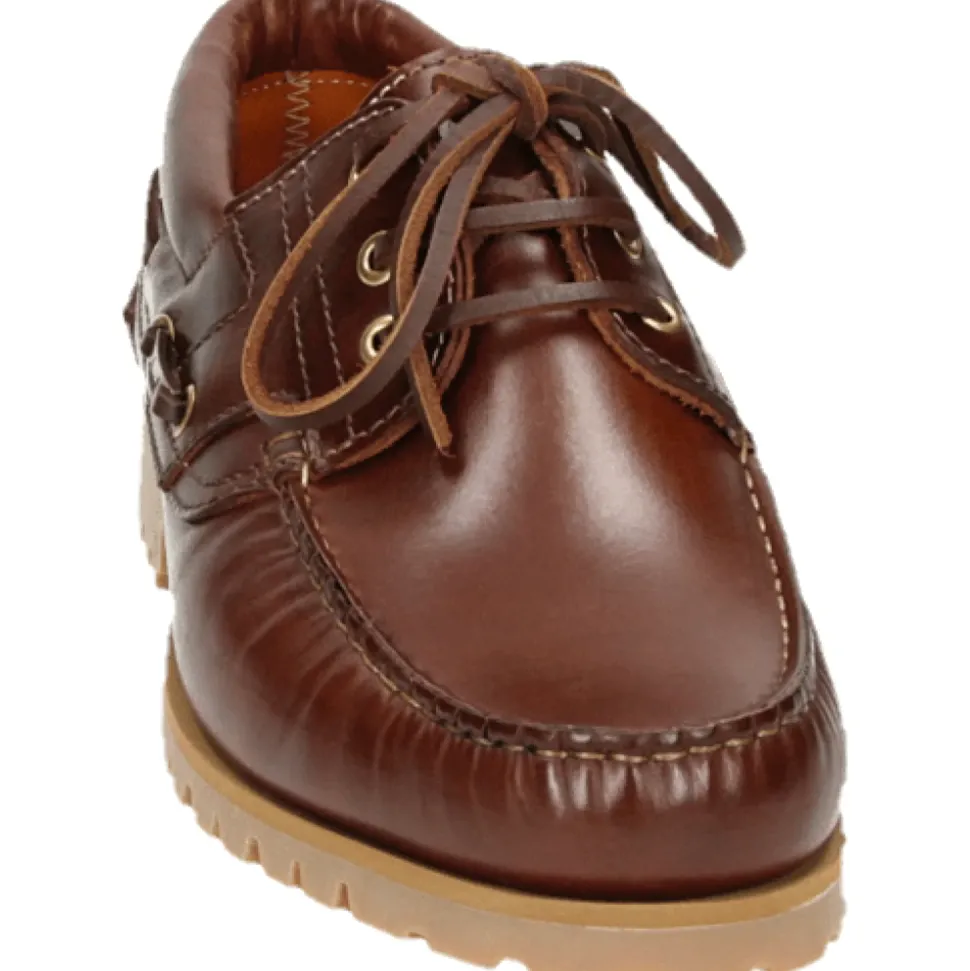 Brauner Bootsschuh mit Gummisohle