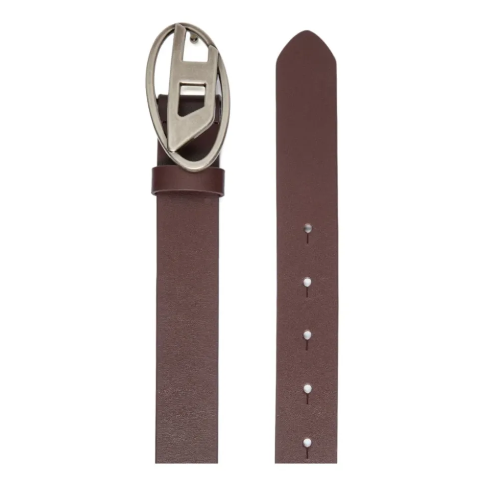Brauner Ledergürtel mit Silberschnalle