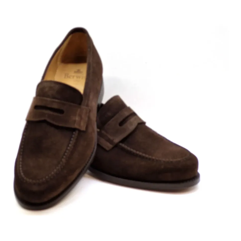 Brauner Wildleder-Mokassin mit Klassischen Details