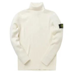Cremefarbener gerippter Rollkragenpullover