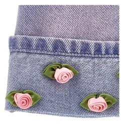 Denim-Latzhose mit kleinen Rosen