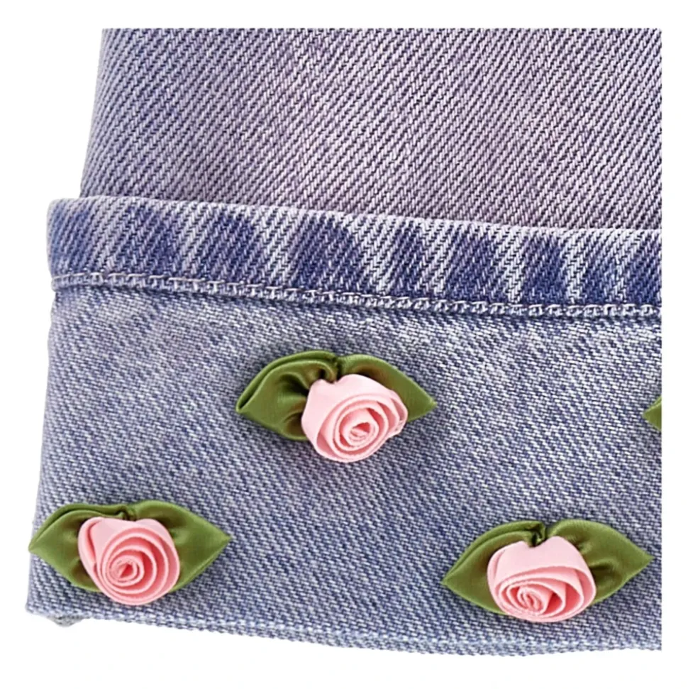 Denim-Latzhose mit kleinen Rosen