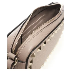 Designer Lederhandgelenktasche in Poudre