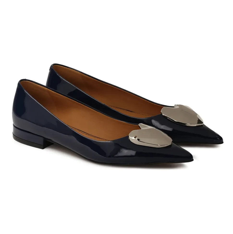 Dunkelblaue flache Pumps mit großer Verzierung