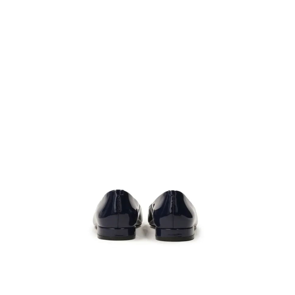 Dunkelblaue flache Pumps mit großer Verzierung