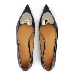Dunkelblaue flache Pumps mit großer Verzierung