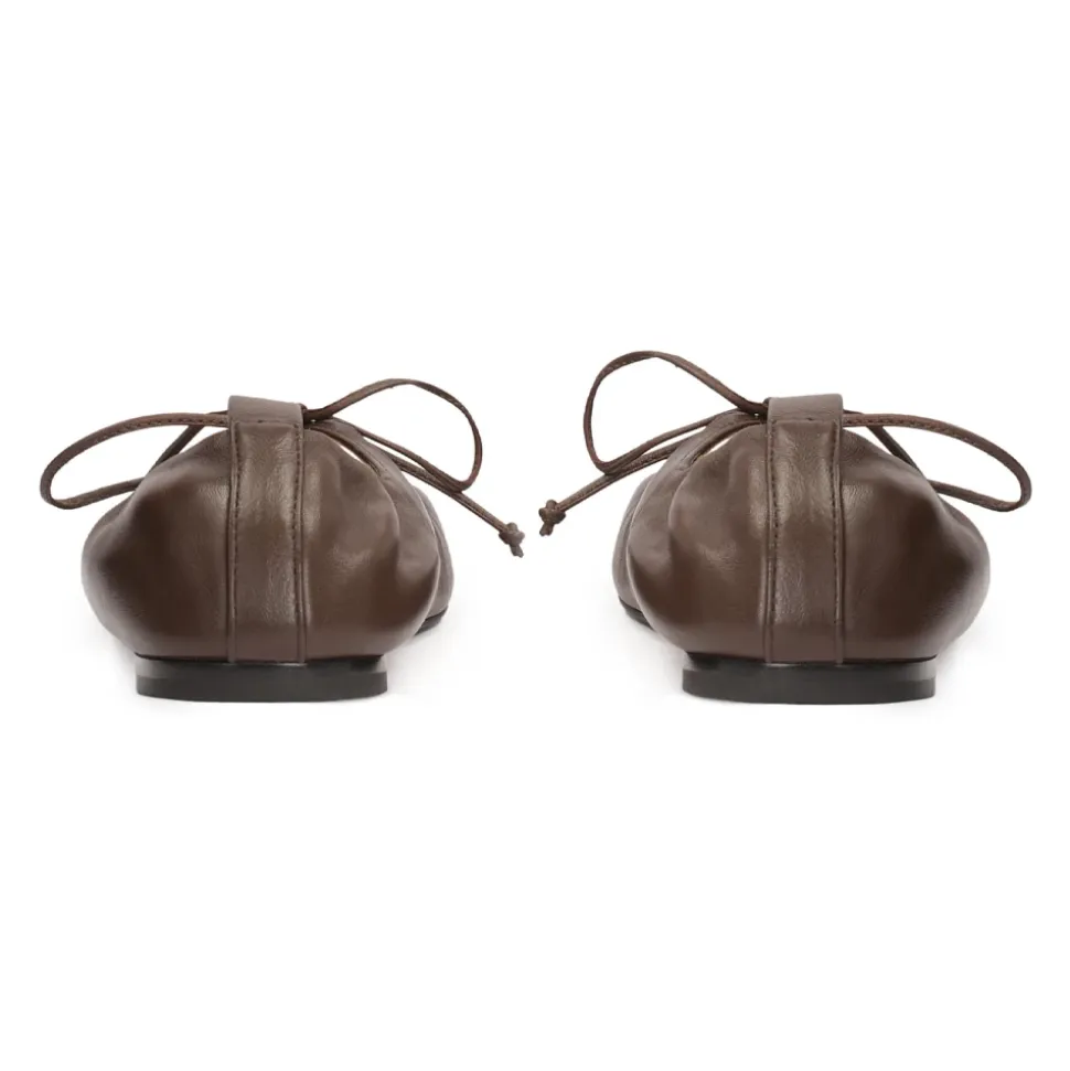 Dunkelbraune Ballerinas mit gebundenem Zehenriemen