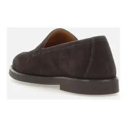 Dunkelbraune flache Schuhe