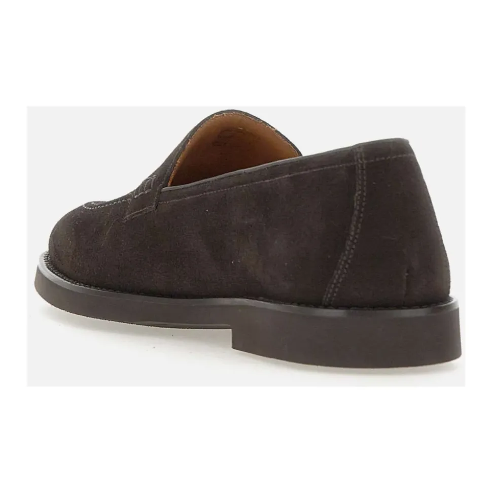 Dunkelbraune flache Schuhe