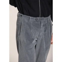 Dunkelgraue Cordhose mit Karottenpassform