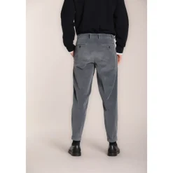 Dunkelgraue Cordhose mit Karottenpassform