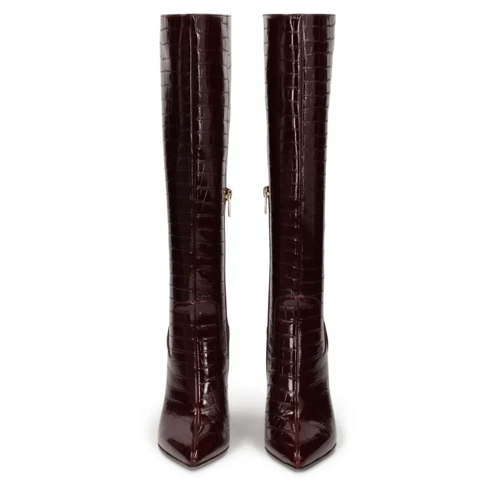 Dunkelrote geprägte Lederstiefel