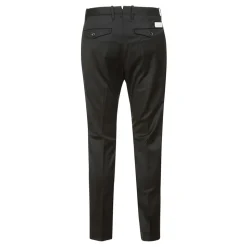 Einfache schlanke Chinos