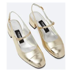 Elegante Ballerina mit Schnallenriemen
