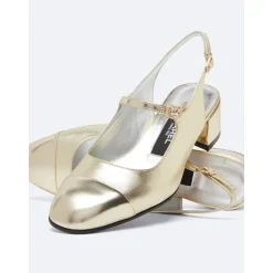 Elegante Ballerina mit Schnallenriemen