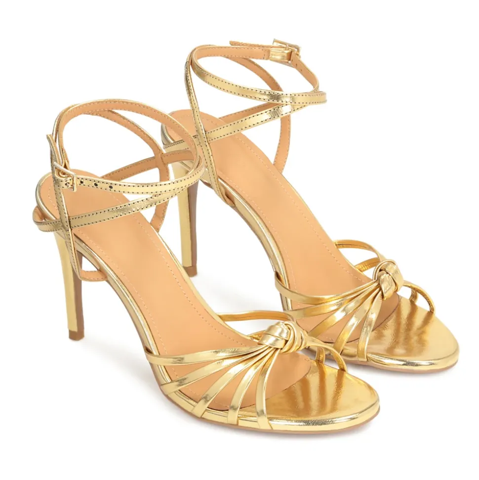 Elegante goldene Sandalen mit schrägen Riemen