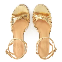 Elegante goldene Sandalen mit schrägen Riemen