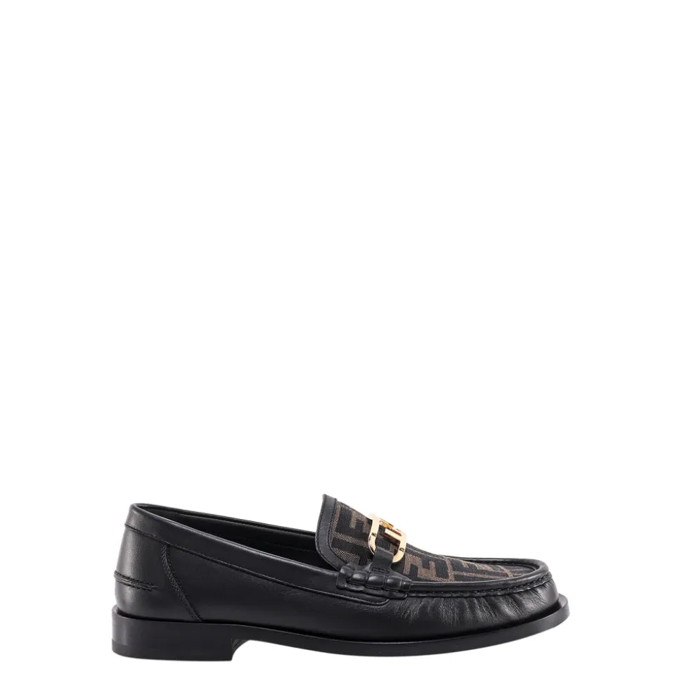 Flache Schuhe mit Metall-Detail