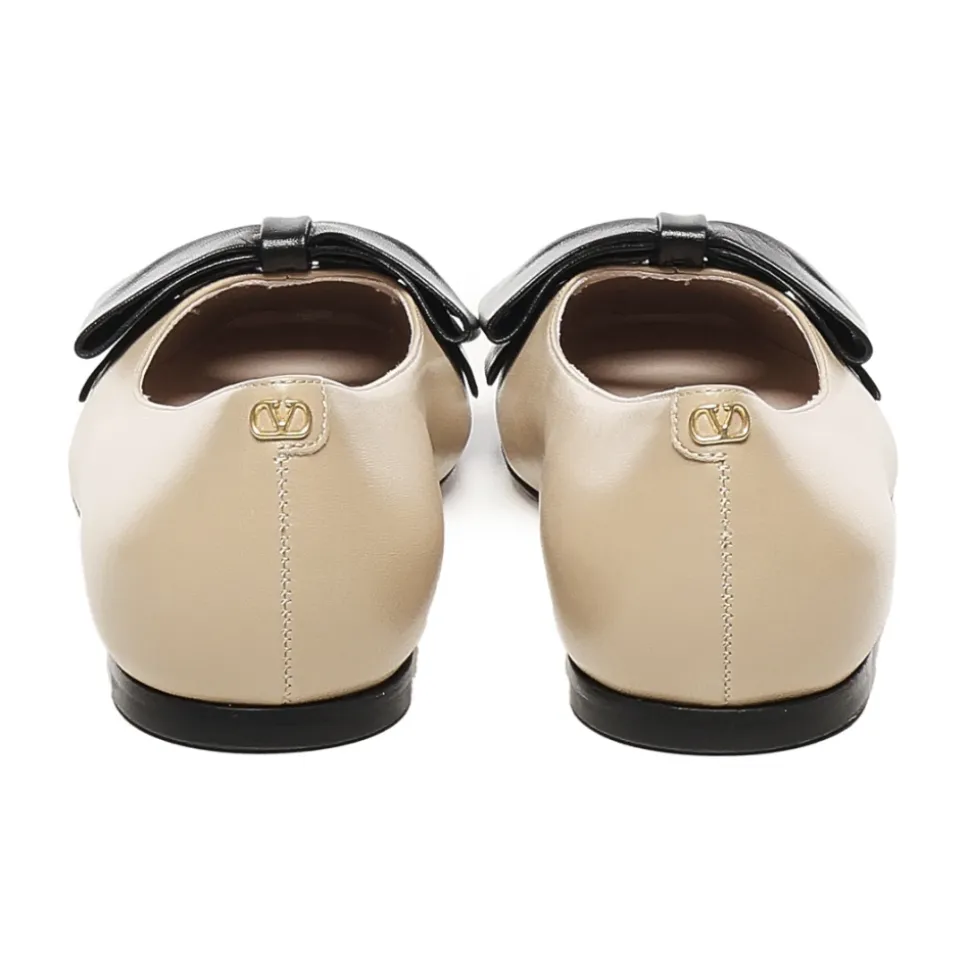Flache Schuhe mit Metall-Vlogo-Plakette