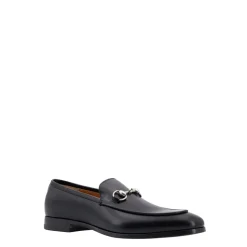 Flache schwarze Schuhe mit Metallverschluss