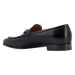 Flache schwarze Schuhe mit Metallverschluss
