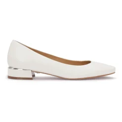 Flache weiße Lederschuhe